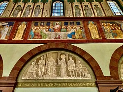 Au second niveau : image de la Cène. Au premier : la prophétesse Hildegarde rencontrant  Frédéric Barberousse.