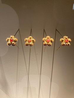 Épingles au décor en fleurs de prunus