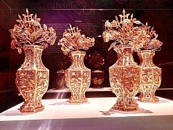 Vases hexagonaux remplis de fleurs et de hallebardes